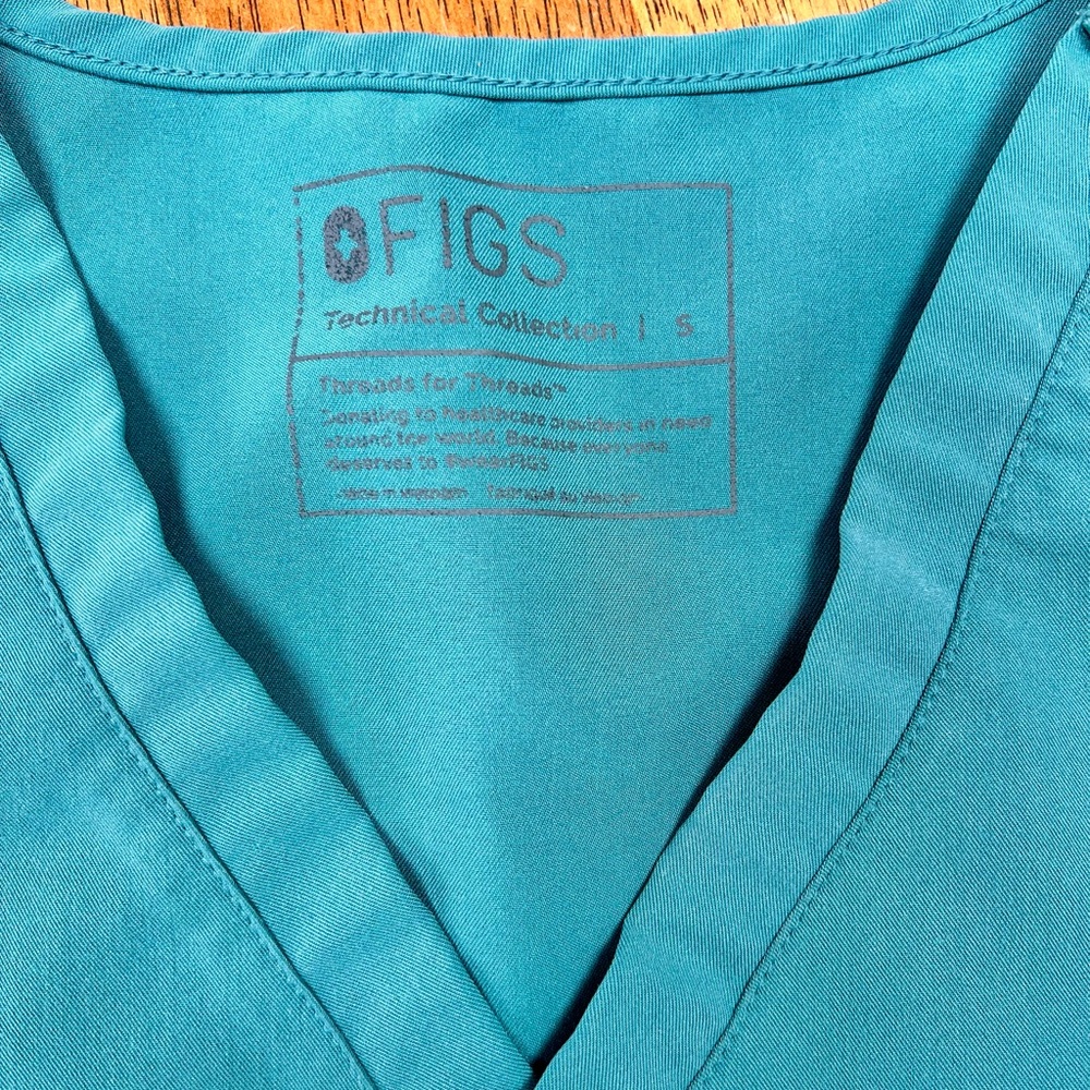 Figs Green Scrub Set with Pink Drawstring - Picture 4 of 12